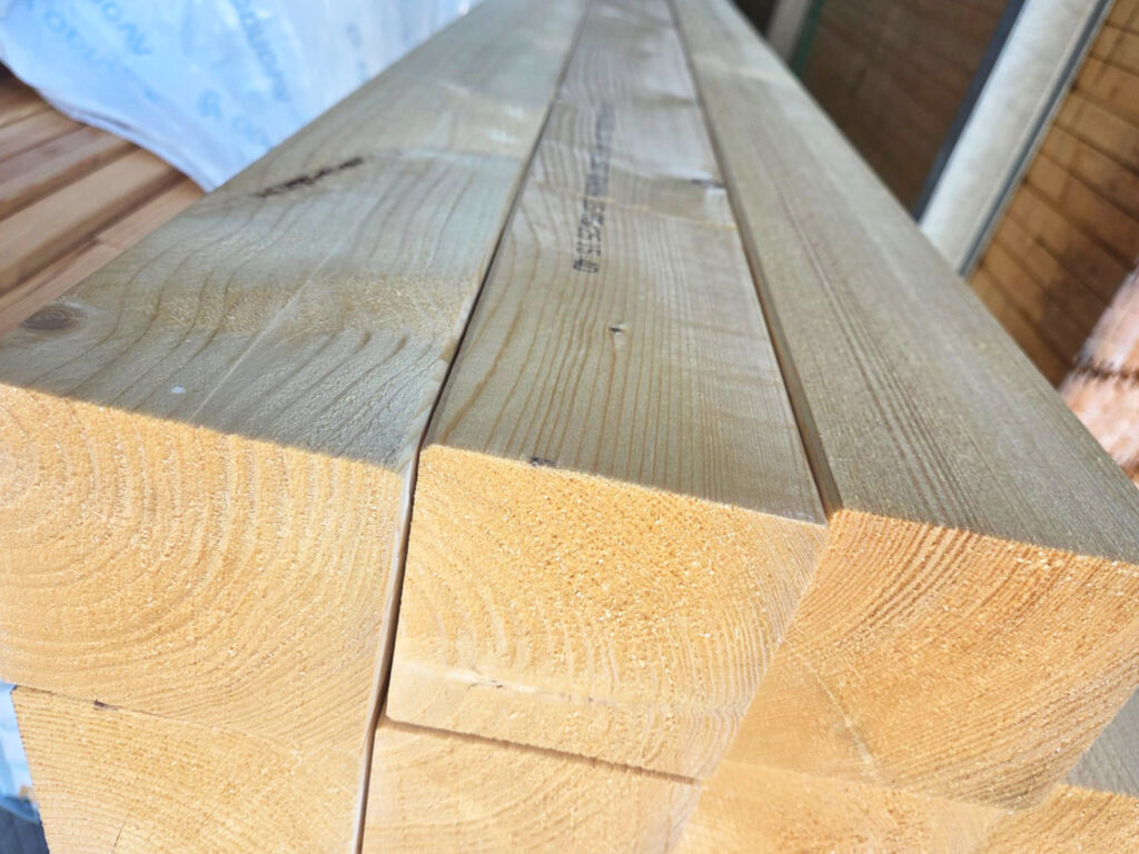 Drewno czterostronnie strugane. Dlaczego jest stosowane w budownictwie szkieletowym?